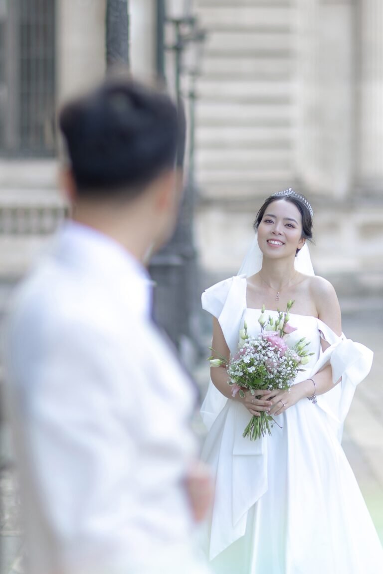 séance photo de la mariée regardant avec amour son mari